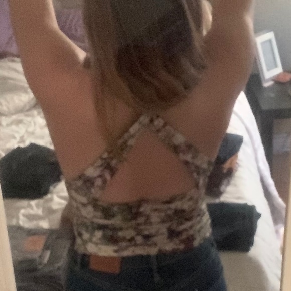 **SOLD** NWOT GUESS Open Back detail top w/padding Perfect condition, Small - Picture 6 of 6